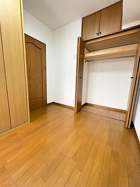 洋室／クローゼット付きのため洋服等を収納するのに便利です。