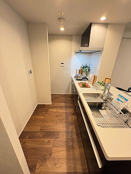 シンクや作業台が広く使いやすいキッチン。作業効率が良くなりそうです。
