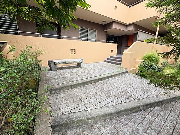 敷地内にあるベンチでゆっくり自然を感じることが出来ます。