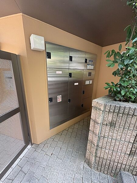 不在時にも荷物が受け取れる宅配BOX付。共働きのご夫婦や、外出の多いご家族に便利です。