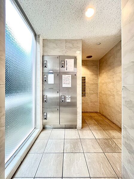 【宅配ボックス】不在時にも荷物が受け取れる宅配BOX付。荷物の受け取りが多い方に便利な設備です。