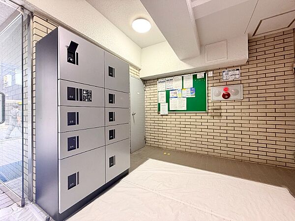 不在時にも荷物が受け取れる宅配BOX付。