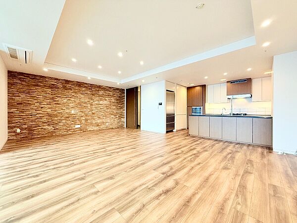 建具とフローリングの優しい木目がナチュラルで明るい空間を演出しています。