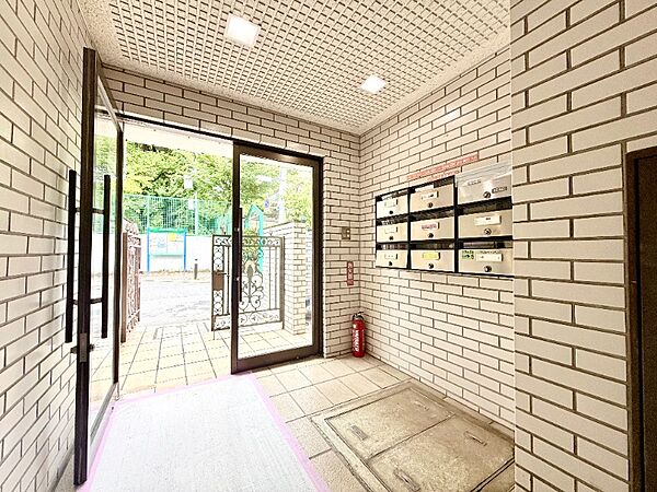 住まいの第一印象を決めるエントランスホール。清潔感もあり、管理の良さがうかがえます。