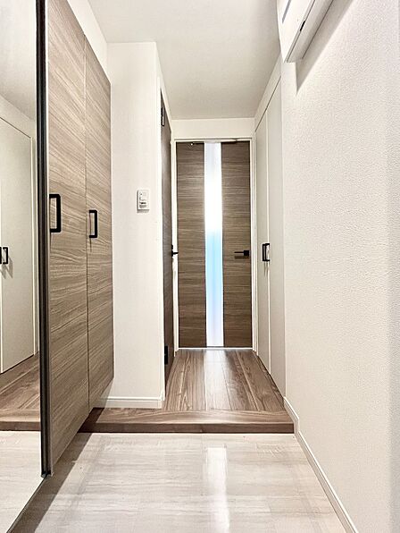玄関からリビングへと抜ける廊下。窓を開けると爽やかな風がお部屋に吹き抜けます!