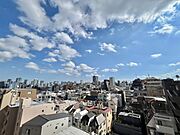 周囲には高層の建物が少なく、都会の景色を望める眺望良好のお部屋です。