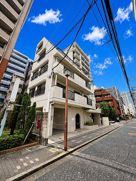 マンション外観／ゆとりある前面道路に面した開放的なロケーション。整った街並みの中で快適な暮らしを叶えます。