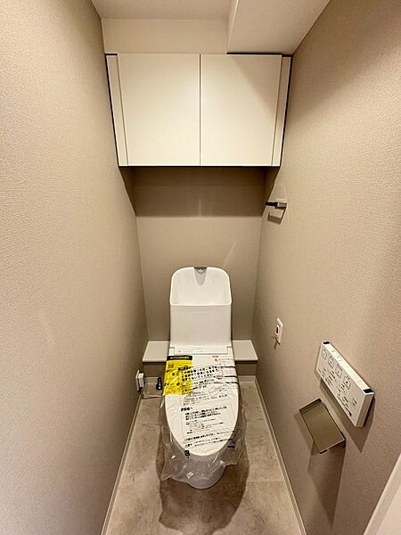 トイレは温水洗浄便座付です。トイレの上部には収納付。トイレットペーパー等、買い置きもしやすそうです。
