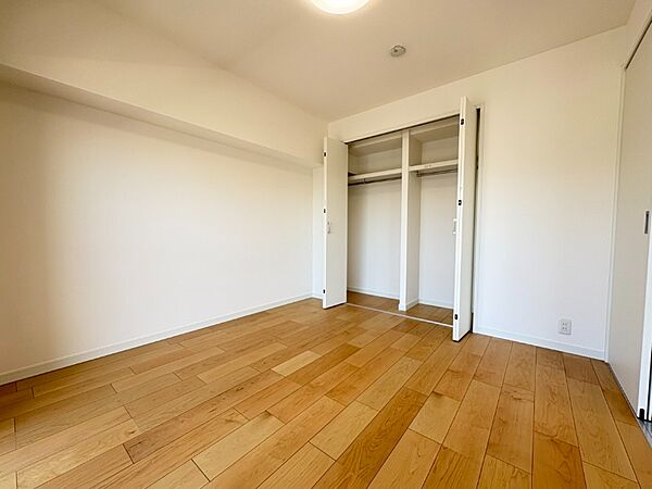 バルコニーに面したお部屋にクローゼットがあることで洗濯物の収納もスムーズに行なえそうです。