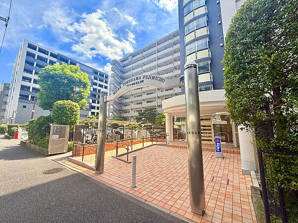 シンプルながらもエントランスが持つべき風格が醸し出されています。