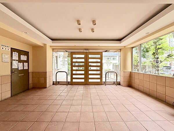 掃除の行き届いた綺麗なエントランス。管理体制良好です。