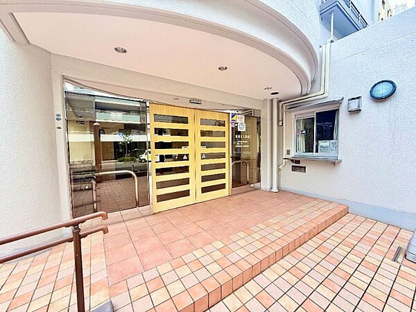 穏やかな佇まいのエントランスは、マンションの一つの特徴でもあります。