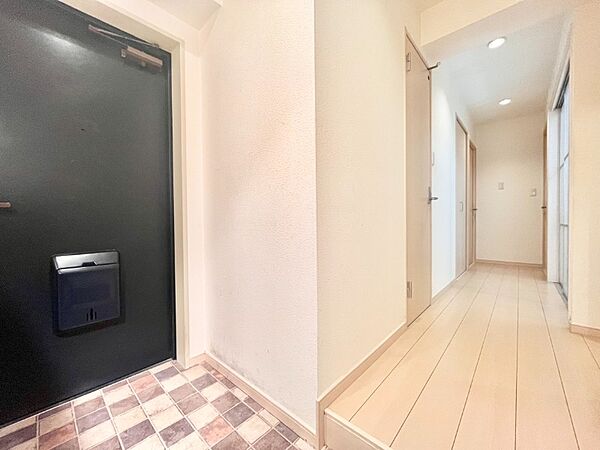 玄関からリビングへと抜ける廊下。窓を開けると爽やかな風がお部屋に吹き抜けます！