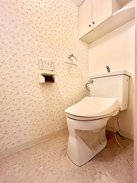 トイレは温水洗浄便座付です。トイレの上部には収納付。トイレットペーパー等、買い置きもしやすそうです。