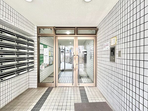 外と内をつなぐエントランスは、まさに顔となる場所。上質な空間を作り出しています。
