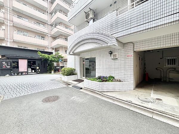 穏やかな佇まいのエントランスは、マンションの一つの特徴でもあります。