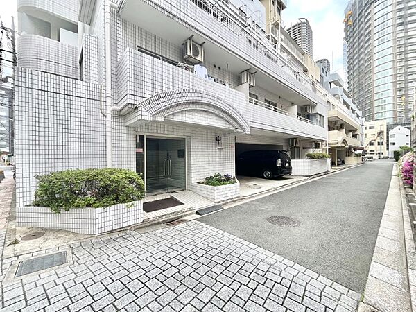 シンプルながらもエントランスが持つべき風格が醸し出されています。