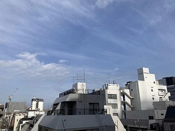 周囲には高層の建物が少なく、遠くまで見渡せます。