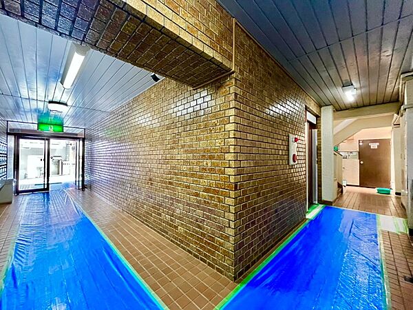 住まいの第一印象を決めるエントランスホール。清潔感もあり、管理の良さがうかがえます。