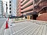 エントランス：買い物施設が充実の便利な住環境。