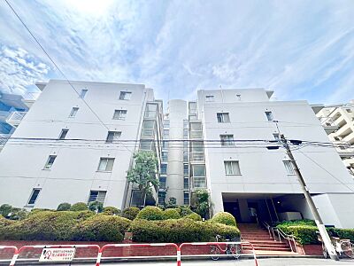 外観:白を基調とした上品な佇まいの重厚感のあるマンションです。 外観:白を基調とした上品な佇まいの重厚感のあるマンションです。