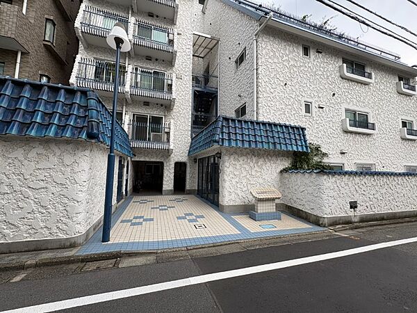 穏やかな佇まいのエントランスは、マンションの一つの特徴でもあります。