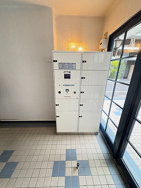 不在時にも荷物が受け取れる宅配BOX付。共働きのご夫婦や、外出の多いご家族に便利です。