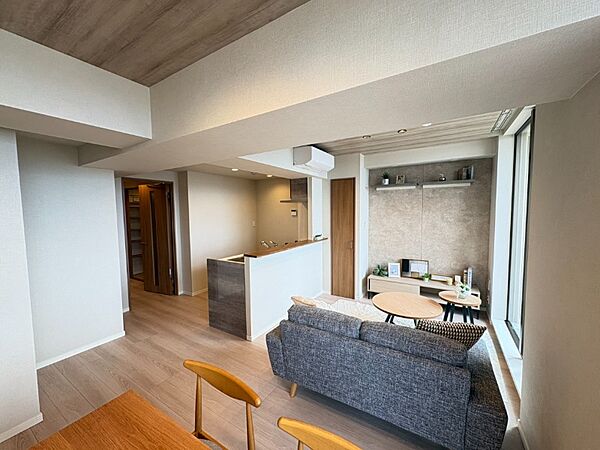 建具とフローリングの優しい木目がナチュラルで明るい空間を演出しています。