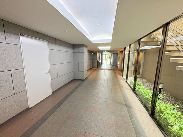 外と内をつなぐエントランスは、まさに顔となる場所。気品のある雰囲気を漂わせて上質な空間を作り出します。