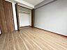 洋室：クローゼットを備えた収納力のあるお部屋です。