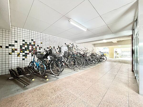 きちんと整頓された自転車置き場。管理状態の良さがうかがえます。