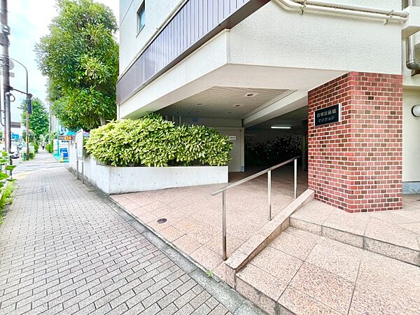 穏やかな佇まいのエントランスは、マンションの一つの特徴でもあります。