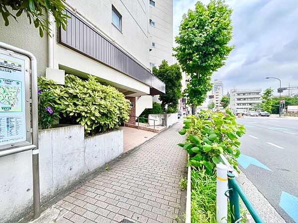 緑が映える堂々としたエントランス。
