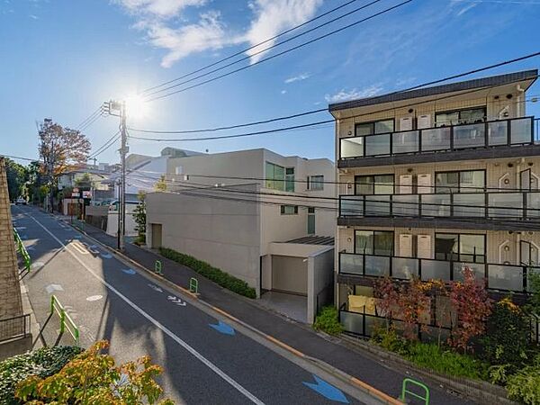 低層住宅が多いため、遮る建物が少なく、開放的です。