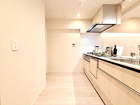 広々とした作業スペースがあり、お料理がはかどりそうなシステムキッチン。収納スペースも豊富です