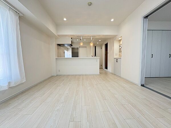 LDK／広々としたリビング（約14.2帖）の空間でご家族皆様でお過ごしください。