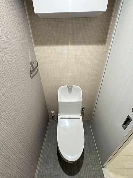 トイレ／上部に吊戸棚を新規設置したことでタオル等を保管するのに便利です。