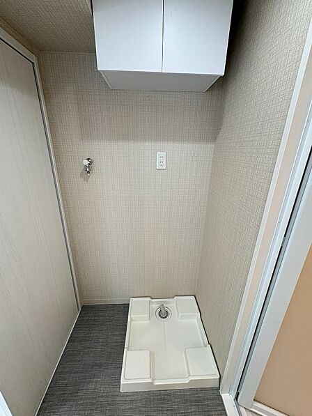 洗濯機置き場/上部に吊戸棚を新規設置しました。
