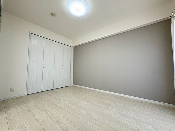 洋室／壁面の一部にエコカラットを新規施工しオシャレな空間になりました。
