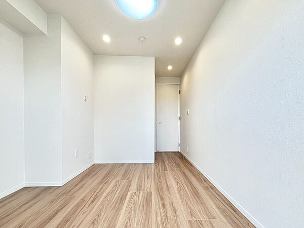 洋室（約5.4帖）ウォークインクローゼットを備えた収納力のあるお部屋です。