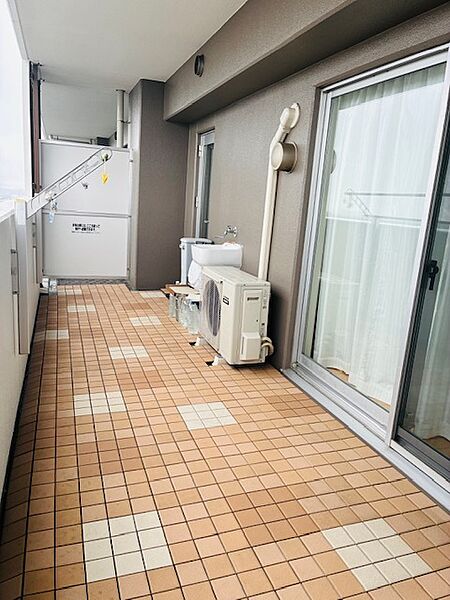 南向きの明るいバルコニー