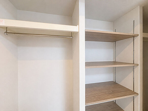 すっきりと整えられた空間が広がり、日々の暮らしに心地よいゆとりをもたらす上品な仕上がりです