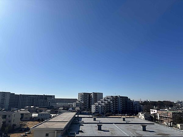 空の青さがどこまでも広がり、開放感あふれる日常を約束してくれるような景色が広がっています
