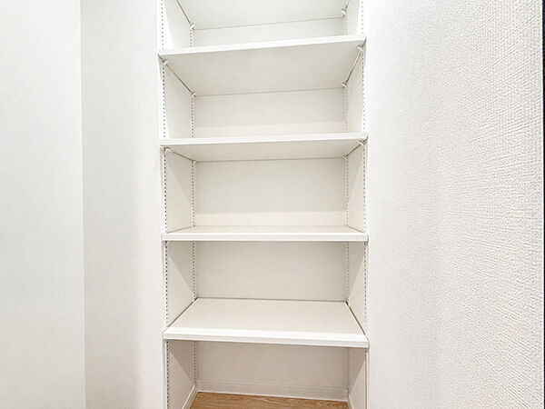 無駄のないシンプルな造りが、空間に整然とした空気感を生み出し、日々の暮らしに静かな調和をもたらします