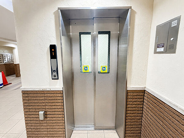 日々の暮らしを穏やかに支える、落ち着いた佇まいのエントランスホールです