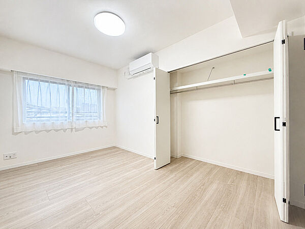 飾らない素直な色調でまとめられた、住む人の個性を引き立てる穏やかで心地よい空間