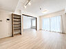 リビング/ダイニング：白を基調としたすっきりとシンプルな空間は、建具を開放することでさらに広がりを感じさせる心地よい設えとなっています 