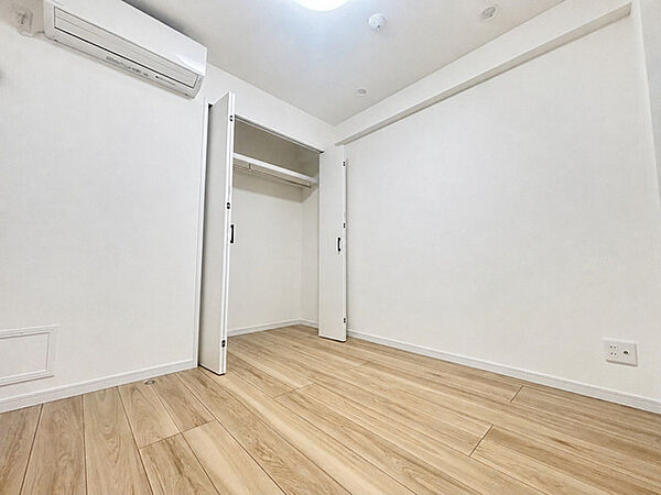 白を基調としたすっきりとした内装に温かみのある木目調の床が映える、心安らぐシンプルな空間です