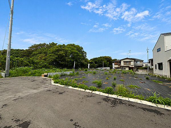 心地よい風と豊かな緑が広がり、開放的な空の下で穏やかな日常を描ける静かな環境が整っています