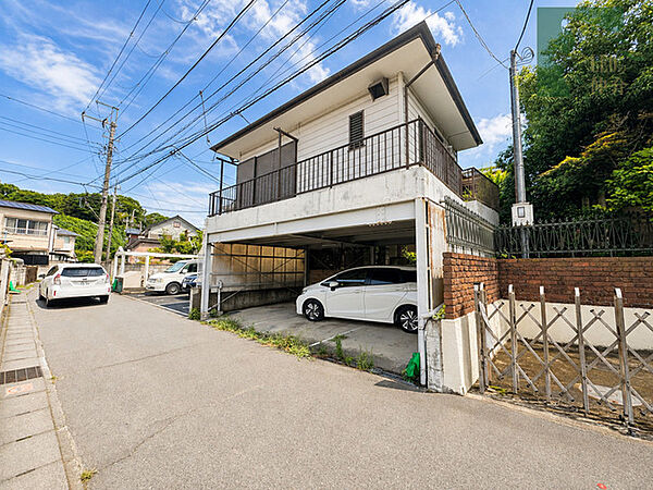 空の広がりを感じる穏やかな住宅地に佇み、日々の暮らしにゆとりをもたらす落ち着いた住環境です。